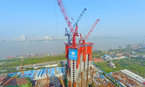 武汉绿地中心主体结构高度突破“300米”大关
