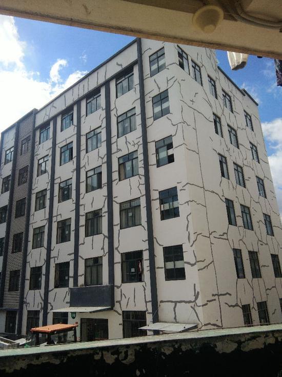 云南林业职业技术学院宿舍楼出现大面积裂纹，修补后墙体留满形似“绷带”痕迹 BIM视界 第1张