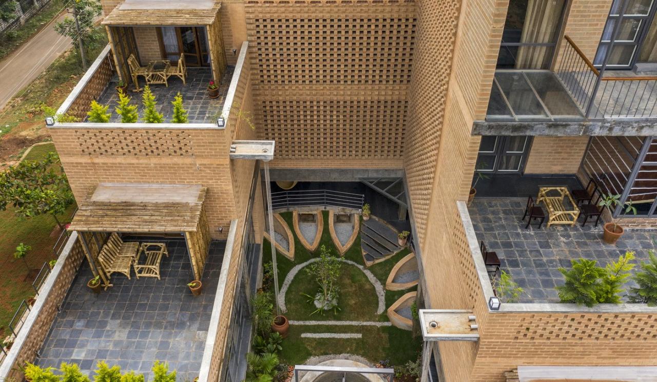 BIM建筑|本土材料与传统工艺，Sunyata 生态酒店 / Design Kacheri