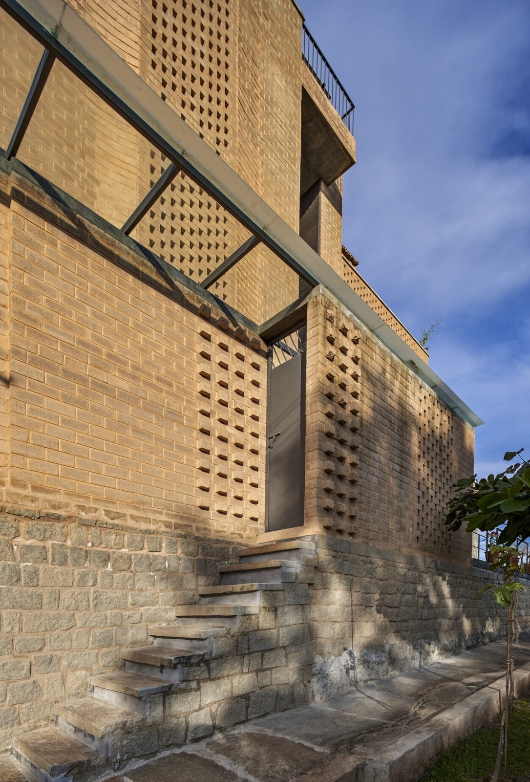 BIM建筑|本土材料与传统工艺，Sunyata 生态酒店 / Design Kacheri